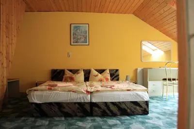 Ein Bett oder Betten in einem Zimmer der Unterkunft Pension Hubertushof Monteurunterkunft