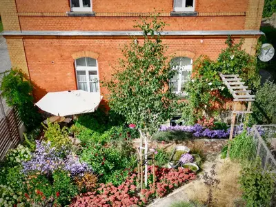 Ein Garten an der Unterkunft Bahnhof Frauenstein Wartehalle