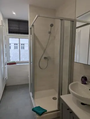 Ein Badezimmer in der Unterkunft Richter Apartments Finsterwalde mit Klimaanlage