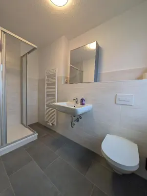 Ein Badezimmer in der Unterkunft Richter Apartments Finsterwalde mit Klimaanlage