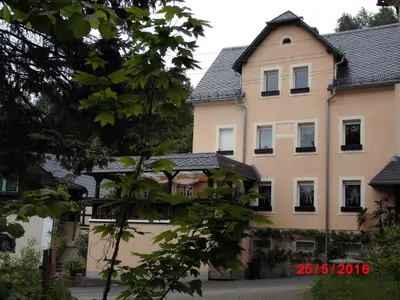 Das Gebäude in dem sich die Ferienwohnung befindet
