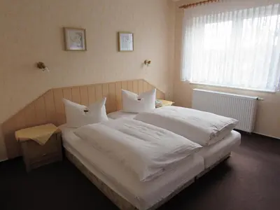 Ein Bett oder Betten in einem Zimmer der Unterkunft Pension Am Heiderand