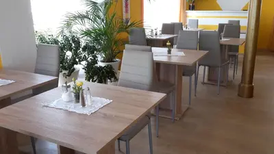 Ein Restaurant oder anderes Speiselokal in der Unterkunft Pension Am Renner