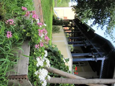 Ein Garten an der Unterkunft Dampfschiff Radebeul-Altkö