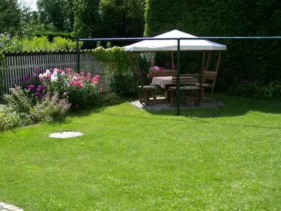 Ein Garten an der Unterkunft Ferienwohnung Ahrendt