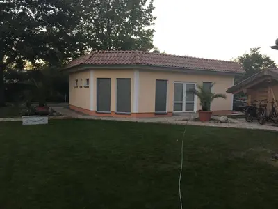 Das Gebäude in dem sich das Ferienhaus befindet