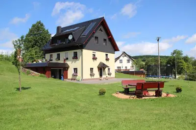 Das Gebäude in dem sich die Ferienwohnung befindet