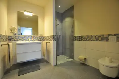 Ein Badezimmer in der Unterkunft Dampfschiffhotel