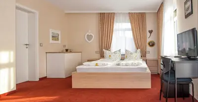 Ein Bett oder Betten in einem Zimmer der Unterkunft Dampfschiffhotel