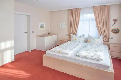 Ein Bett oder Betten in einem Zimmer der Unterkunft Dampfschiffhotel