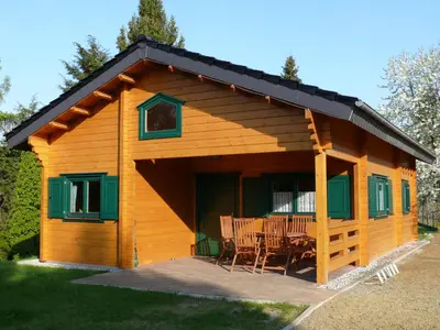Das Gebäude in dem sich das Ferienhaus befindet
