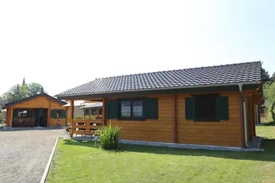 Das Gebäude in dem sich das Ferienhaus befindet