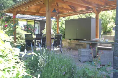 Ein Garten an der Unterkunft Annis- Romantikhäuschen