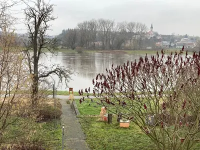 Blick auf einen Fluss in der Nähe der Pension