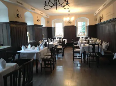 Ein Restaurant oder anderes Speiselokal in der Unterkunft bei Zwillings Hotel & Restaurant
