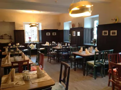 Ein Restaurant oder anderes Speiselokal in der Unterkunft bei Zwillings Hotel & Restaurant
