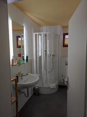 Ein Badezimmer in der Unterkunft Hotel Blaue Blume