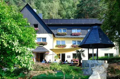 Ein Garten an der Unterkunft Pension Am Nationalpark