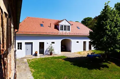 Das Gebäude in dem sich das Ferienhaus befindet