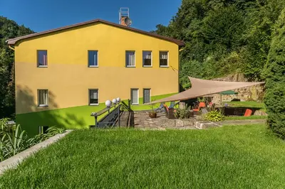 Ein Garten an der Unterkunft Pension Menge