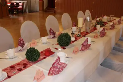 Ein Restaurant oder anderes Speiselokal in der Unterkunft Heidepension Anja