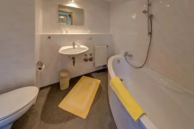 Ein Badezimmer in der Unterkunft Landhaus Angelika