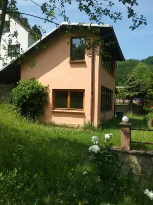 Das Gebäude in dem sich das Ferienhaus befindet