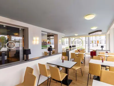 Ein Sitzbereich in der Unterkunft B&B Hotel Dresden-Messe