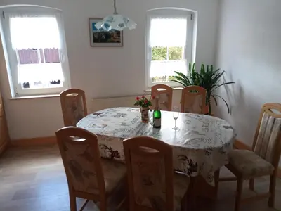 Ein Sitzbereich in der Unterkunft Ferienwohnung Falkennest