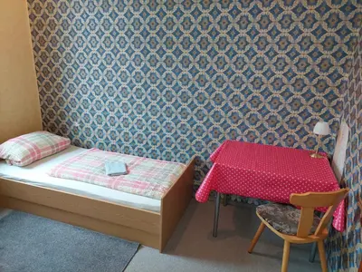 Ein Bett oder Betten in einem Zimmer der Unterkunft Monteurzimmer Talstrasse 2