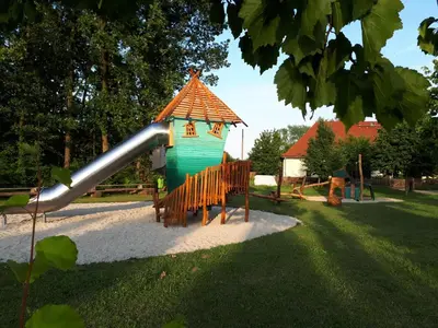 Ein Kinderspielbereich in der Unterkunft Ferienhaus Hummel-Nest