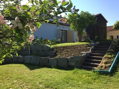 Ein Garten an der Unterkunft Alte Hofwerkstatt