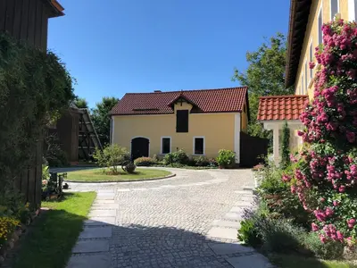Ein Garten an der Unterkunft Alte Hofwerkstatt