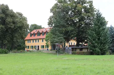 Ein Garten an der Unterkunft Traumhaftes Elb-Chalet