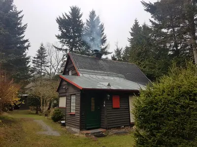 Das Gebäude in dem sich das Ferienhaus befindet