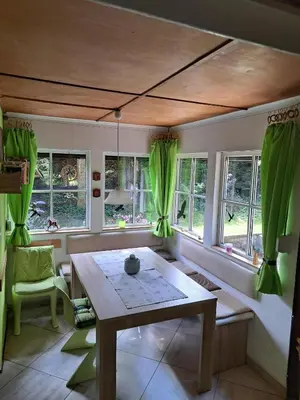 Ein Sitzbereich in der Unterkunft Waldhaus St. Egidien