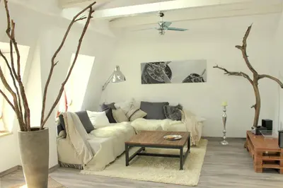 Ein Sitzbereich in der Unterkunft Loft im Turmhaus am Weissen Hirsch
