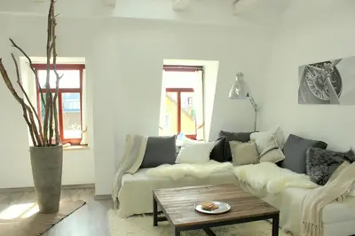 Ein Sitzbereich in der Unterkunft Loft im Turmhaus am Weissen Hirsch