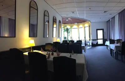 Ein Restaurant oder anderes Speiselokal in der Unterkunft Hotel Lindenhof