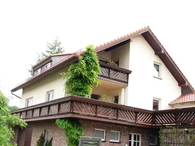 Das Gebäude in dem sich das Ferienhaus befindet