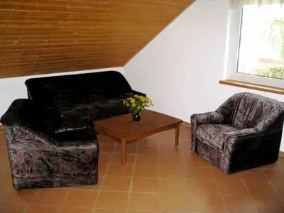 Ein Sitzbereich in der Unterkunft Ferienwohnung im DG, Parkplatz vorm Haus, WLAN
