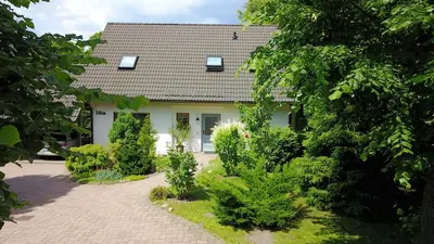 Ein Garten an der Unterkunft Ferienwohnung Unter den Linden