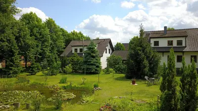 Ein Garten an der Unterkunft Ferienwohnung Unter den Linden