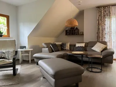 Ein Sitzbereich in der Unterkunft Ferienwohnung Unter den Linden