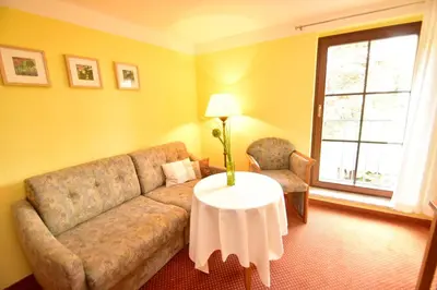 Ein Sitzbereich in der Unterkunft Landhotel Zur Guten Einkehr