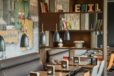Ein Sitzbereich in der Unterkunft Motel One Dresden - Palaisplatz