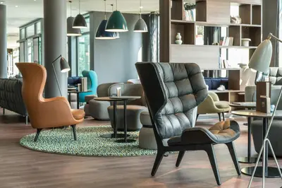Ein Sitzbereich in der Unterkunft Motel One Dresden - Palaisplatz
