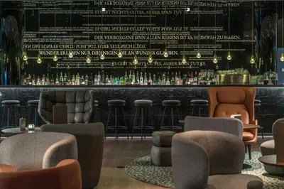 Ein Sitzbereich in der Unterkunft Motel One Dresden - Palaisplatz