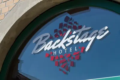 Ein Zertifikat, Auszeichnung, Logo oder anderes Dokument, das in der Unterkunft Backstage Hotel ausgestellt ist