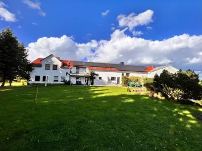 Ein Garten an der Unterkunft ECOVILLA - Natur pur